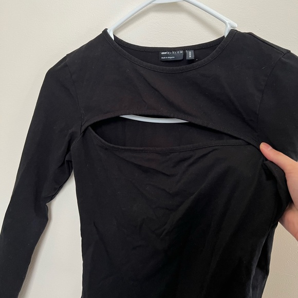 ASOS long sleeve bodysuit with cut out - Picture 2 of 3